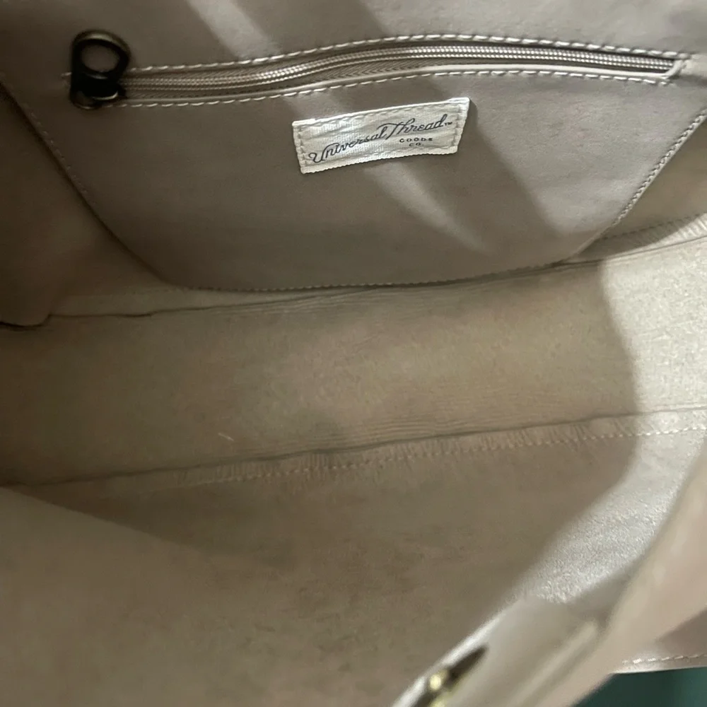 NEW! Universal Thread - Picture 3 of 4